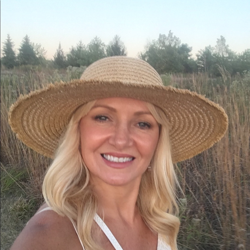 Meet your Posher, Jola